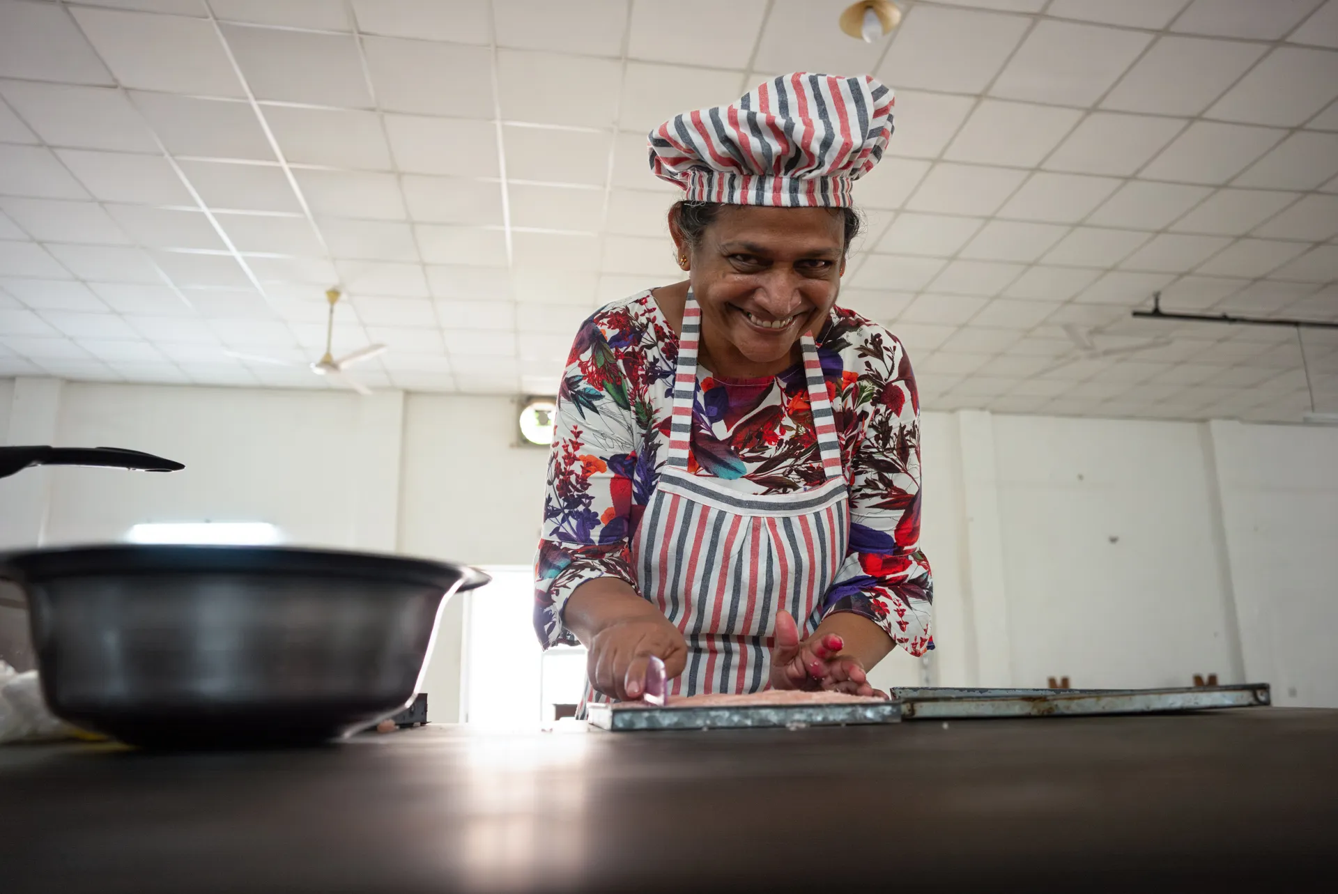 vrouw die kookt op het MJF Centrum