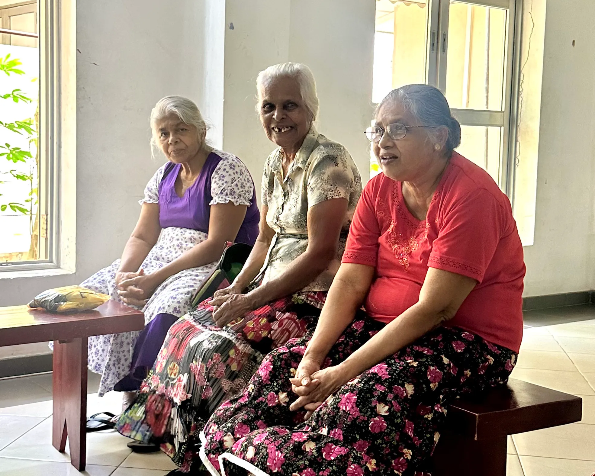 Drie oudere vrouwen die samen tijd doorbrengen op het MJF Centrum